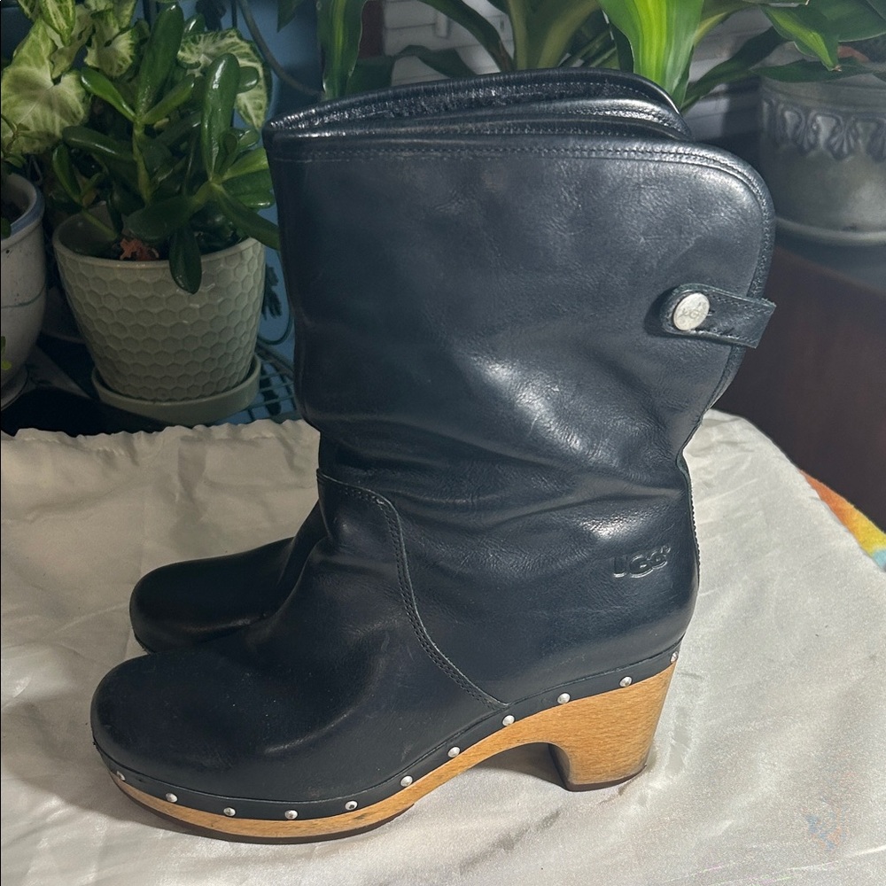 UGG Lynnea Boots With a Wooden Heel and Sheepskin Lining